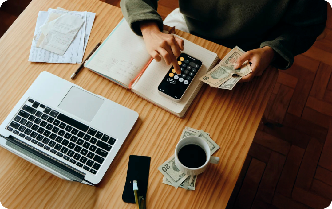 Pessoa organizando patrimônio no escritório